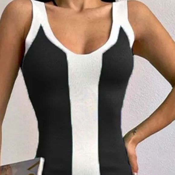 Bold Black and White Contrast Classic Dress - Picture 5 of 5